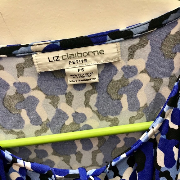 Liz Claiborne Blue patterned SM key hole top - Picture 3 of 3